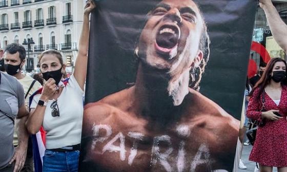 Cubanos protestan en Madrid con gran cartel de Patria y vida.