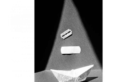 Cuchilla y barco de papel. Foto: Gustavo Pérez