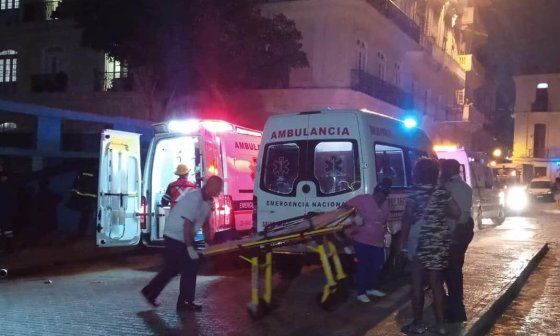 Profesionales sanitarios atienden a los heridos tras el derrumbe de un edificio en La Habana Vieja.