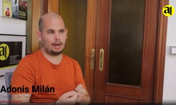 Adonis Milán, director de Perséfone Teatro, concede entrevista.