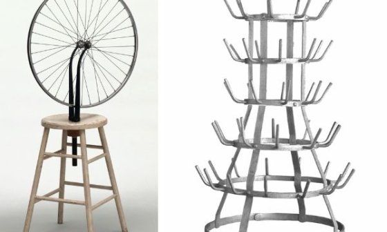 A la izquierda, “Rueda de bicicleta” de Marcel Duchamp, una rueda montada sobre un taburete de madera. A la derecha, “Escurridor de botellas”, un objeto metálico de varias alturas con ganchos, ambos presentados como ready-mades.