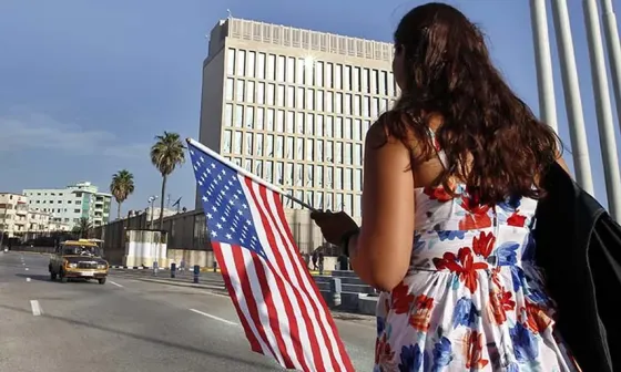 Mujer cerca de la Embajada de Estados Unidos en Cuba.