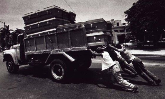 "El último empujón", foto de Carlos Mayol (1992).