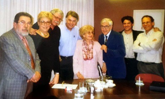 De izquierda a derecha Manuel Díaz Martínez, Annabelle Rodríguez, Jesús Díaz, Felipe González, Beatriz Bernal, Eduardo Manet, Iván de la Nuez y Luis Manuel García.