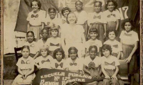 Foto de un grupo de estudiantes de una escuela durante la época Republicana en Cuba.