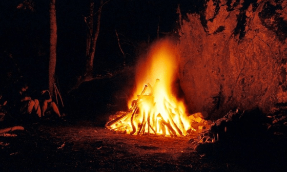 Fuego encendido en una fogata.