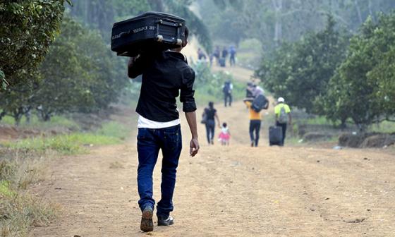 Hombre carga una maleta. Migrantes de Centro América hacia el norte.