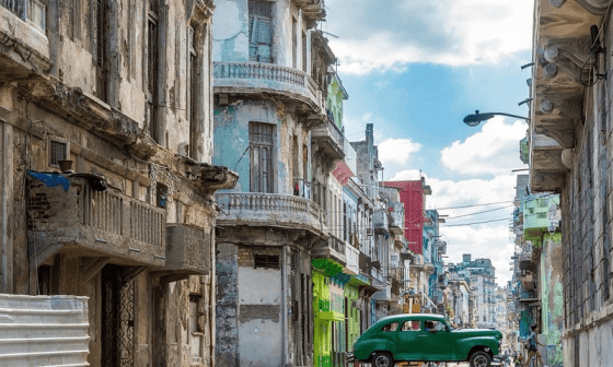 Vista de una calle de La Habana: edificios y carros antiguos.