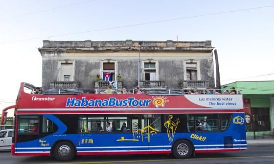 Bus de turistas por las calles de La Habana.