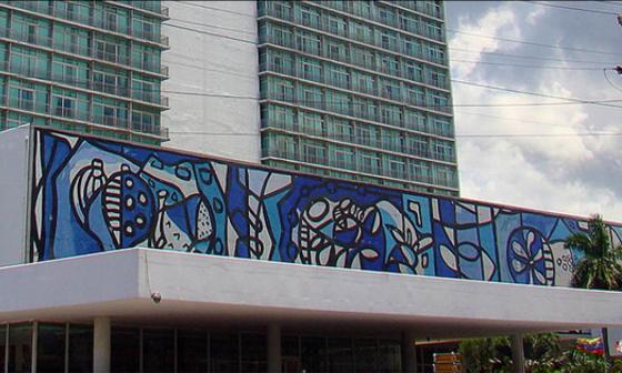 Mural de Amelia Peláez en la Fachada del Hotel Habana Libre.