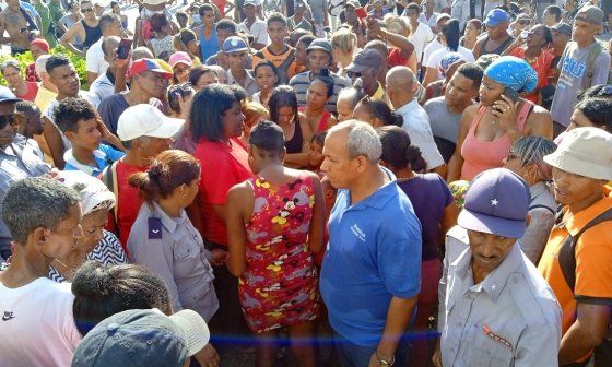 La primera secretaria del PCC en Santiago de Cuba intenta calmar a los manifestantes.