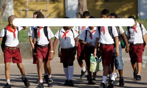 Niños cubanos en uniforme escolar caminando en la calle