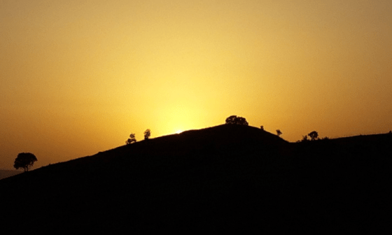 Paisaje de Kurdistán: el sol cae sobre montaña. 