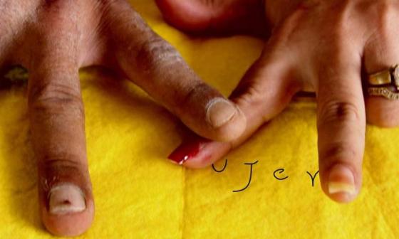 Dedos de hombre y de mujer forman letra M. Poema visual: Francis Sánchez