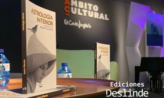Presentación de libro Astrología interior de Beatriz Villacañas, libro sobre la mesa