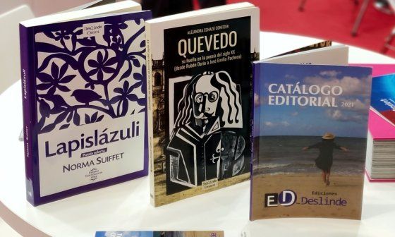 Libros de Ediciones Deslinde sobre mesa en feria: Quevedo Lapislázuli y catálogo