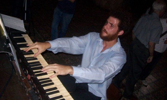 Luís Alberto Mariño en 2010, interpretando una pieza de su autoría durante la exposición Quinto día. 