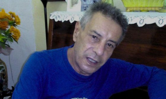 Luis Edel Hernández junto a un piano.