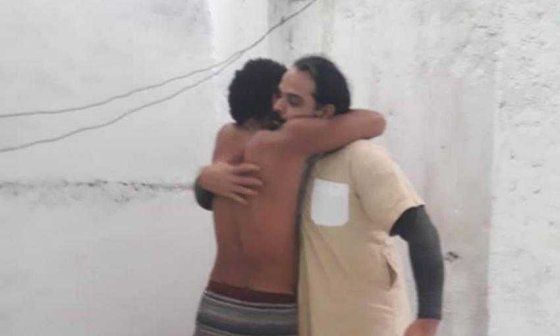 Luis Manuel Otero Alcántara y Abu se abrazan