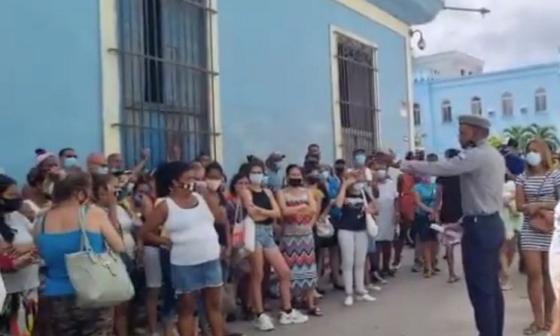 Madres cubanas protestando frente a una estación de la policía