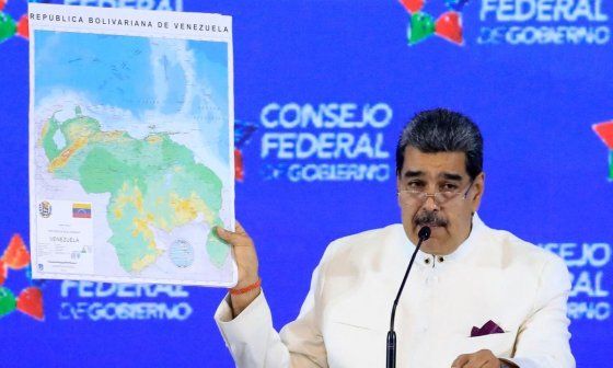 Maduro presenta mapa oficial de Venezuela, con la inclusión del territorio guyanés del Esequibo.