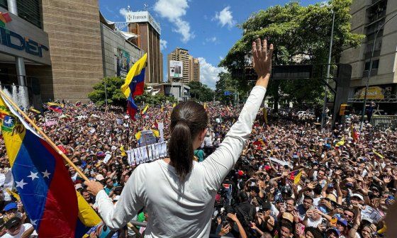 María Corina Machado se dirige a los manifestantes.