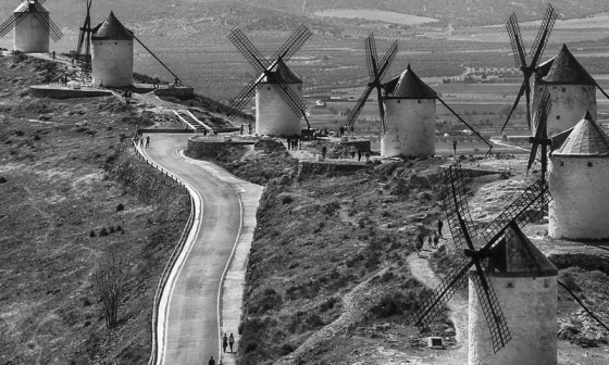 Molinos de viento atravesados por un camino.