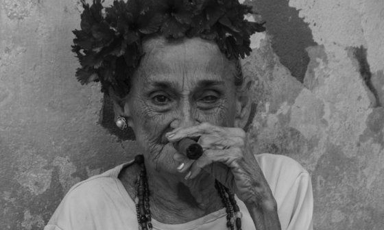 Mujer cubana anciana fumando un tabaco.
