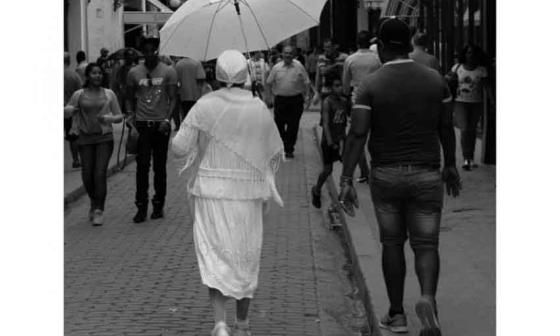 Mujer vestida de blanco. Foto: Francis Sánchez