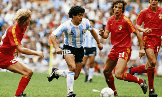 Maradona dominando el balón durante un partido de fútbol Argentina vs. España.