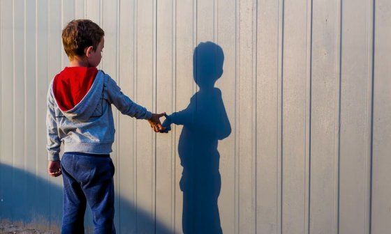 Niño con su amigo imaginario.