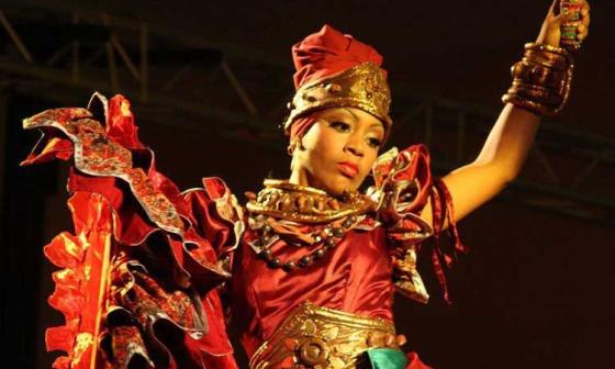 Bailarina rinde homenaje a los Orishas