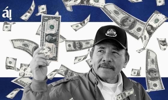Daniel Ortega y billetes de dólares. 