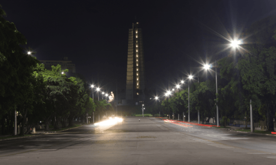 Plaza de la Revolución en La Habana, vista por la calle Paseo.