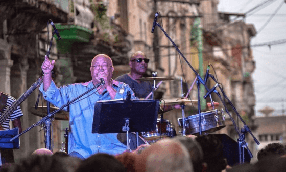 El músico cubano Pablo Milanés en concierto.