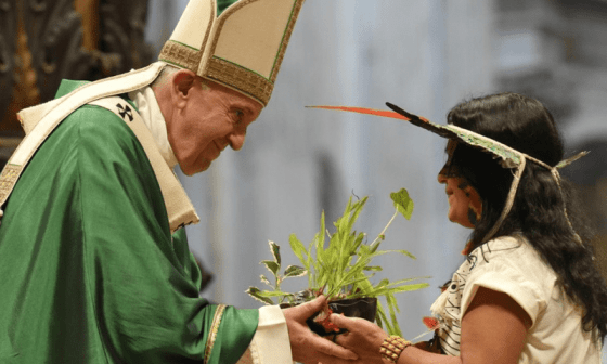El Papa en la celebración final del Sínodo de la Amazonia en 2019 compartiendo una planta con una mujer indígena.