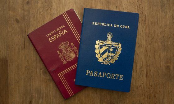 Pasaportes español y cubano