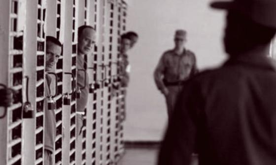 Pasillo de cárcel cubana con presos. 