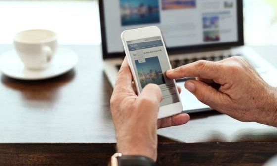 Periodismo digital. Manipulando un teléfono móvil