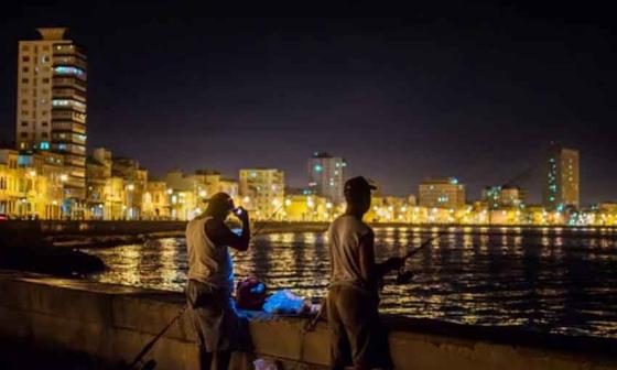 Pescadores en el malecón de La Habana. Foto: Chris Erland