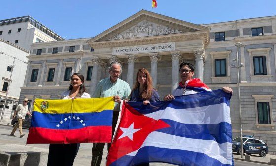 Activistas venezolanos y cubanos frente al Congreso de los Diputados