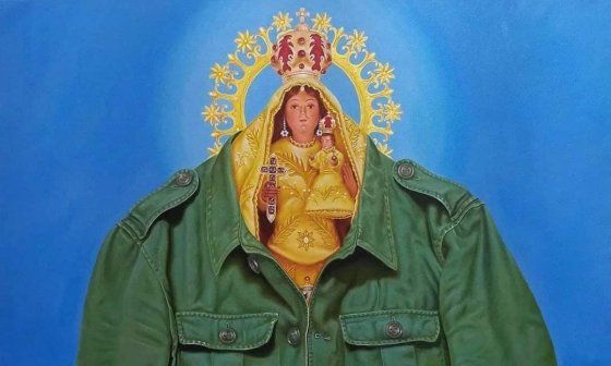 Obra del artista Julio Lorente: una Virgencita de la Caridad con ropaje militar