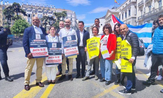 Médicos cubanos y de otros países frente al Congreso de los Diputados en Madrid.