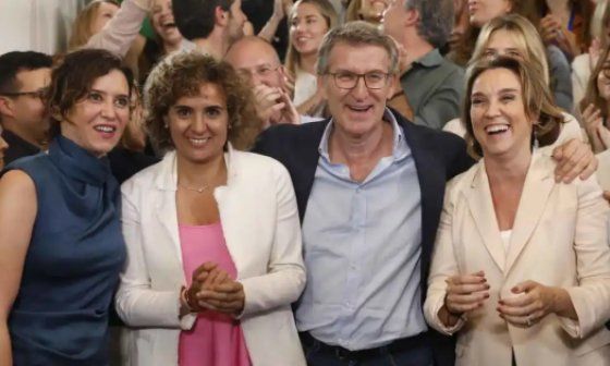 Isabel Díaz Ayuso, Dolors Montserrat, Albert Núñez Feijóo y Cuca Gamarra celebran la victoria del PP .