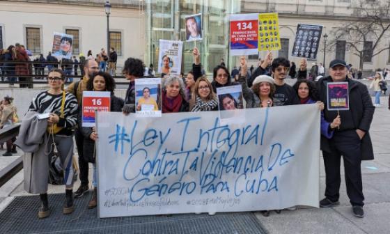 Cubanas y cubanos reunidos frente al Museo Reina Sofía para unirse a la manifestación del 8M en Madrid.