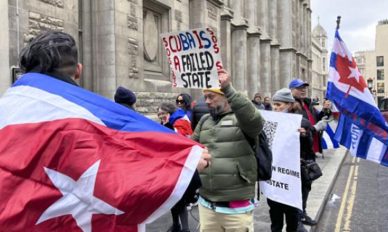 Manifestación de opositores al régimen cubano, enfrente del Rolls Building, sede de la división comercial del Tribunal Superior de Londres. 