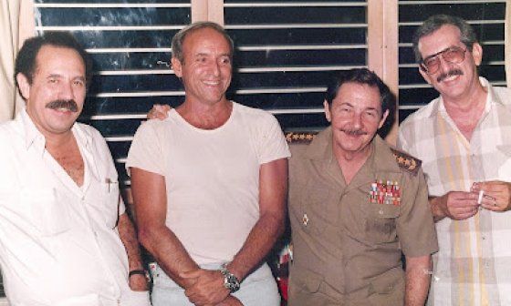 Raúl Castro junto a Antonio de la Guardia, coronel del MININT