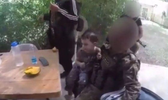 Milicianos de Hamás con niños rehenes.