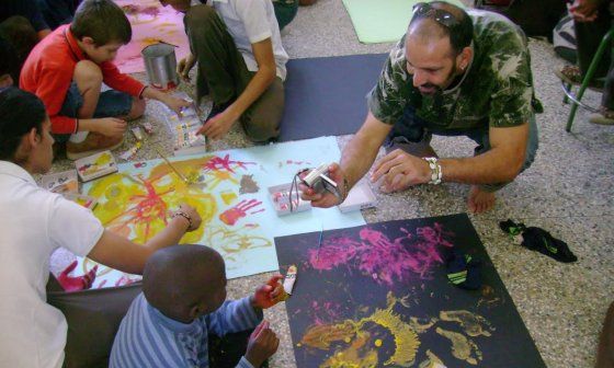 Rolando Vázquez con niños autistas de la escuela Dora Alonso.