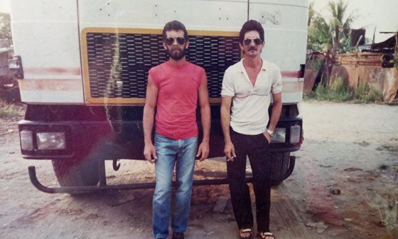 Roberto y Jorge, tíos del autor delante de un camión
